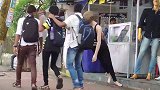 国外作死恶搞，故意用假人吓路人，路人防不胜防