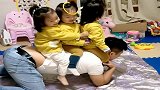 自从生了三胞胎女儿，为了哄她们开心，爸爸太难了