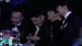 王一博台下跟唱《最炫民族风》，好嗨呦！