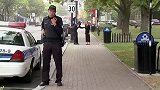 国外恶搞：模仿枪声走火，把旁边妹子吓的跳了起来