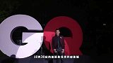 向佐一家三口打卡环球影城，没有享受到明星特权，排队合影有礼貌