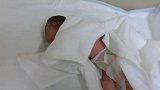 出生第3天的小宝宝，用袖子挡住自己的脸，害羞还是害怕