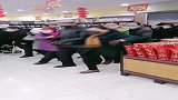 超市特价日，老人腿脚利索