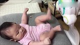 小宝宝：爸爸给我买的新床太好玩了，简直爱不释“脚”了