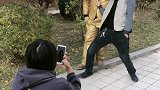 妈呀，你把什么东西塞我裤子里了？
