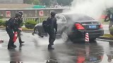 砸玻璃逼迫男子出来，看到最后我笑了，特警也会玩套路啊！