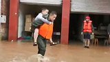 直击四川丹棱暴雨：道路、农田被洪水淹没 消防紧急转移受灾群众