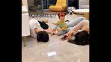 爸爸妈妈同时晕倒，你是先玩手机还是先吃糖，宝宝的反应暖到我了