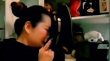 英雄妈妈睹物思人的样子真是让人心碎