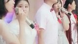 婚礼上伴娘团演唱一首《给你们》，把新娘唱哭啦，好感人！