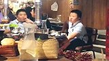 这两个熊孩子的爸爸一定是大老板，这气质，拿捏了的死死的