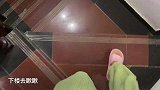夜里妈妈等弟弟妹妹放学，半月没来县城陪读，梦婷激动的流泪了