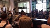 身披23号球衣！埃姆雷詹亲手印号亮相媒体