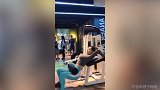 性感小姐姐健身房练器械 这腰力什么水平?