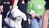 街拍美女看到镜头一个小姐姐挡住另外一人脸，结果最后一幕亮了