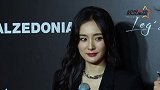 杨幂黑裙亮相上海秀美腿 拍摄《听见她说》压力爆棚