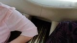 小孔宝跟着去买竹竿，多亏车后座有个洞，要不然都没法带回家