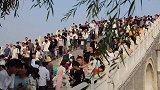 人从众！国庆假期首日游客挤爆清明上河园 如《清明上河图》再现