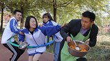 学生和大厨比赛转呼啦圈，没想大厨转走学生100顿饭，太逗了