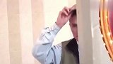 国外恶搞：着急上厕所，打开门后惊现“无头男”