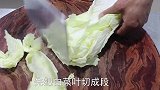 猪肉白菜炖粉条好吃又下饭，汤鲜味美的技巧都在这里，老少皆宜