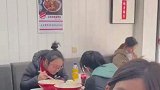 月老牵线路人，爱情这不就来了