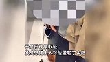 情侣商场内遛狗不清理狗尿，路人制止还被竖中指挑衅：又没尿你家