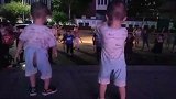 来自农村的萌娃，第一次进城就被广场舞给迷住了！