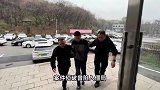 抓捕现场！父子俩遭遇入室盗窃被刀刺身亡，凶手22年后当街被捕