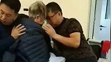 一位老人生病住院，两个儿子紧紧抱住病床上的母亲