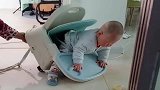 小宝宝的餐桌太不安全了，居然摔成这样，把妈妈都看呆了