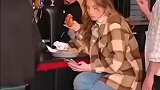 酒吧里的尴尬，路人直接吓懵