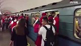 红色海洋！突尼斯比利时球迷同乘地铁 高歌助威气势十足