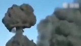 江苏盐城一危化品车翻下高速爆炸 现场腾起蘑菇云
