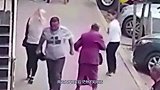 毫无人性！男子街头无故袭击陌生女性，回放监控令人愤恨！