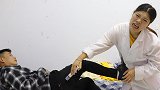女护士给二货打针，没想到被二货踢倒，女护士的反应太搞笑了