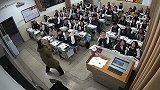 教室出现老鼠，老师让同学们淡定，却遭学生“无情嘲讽”