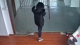 玻璃门有多脆弱，看姑娘还没反应过来，呆呆的站在原地