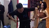 小哥哥加油，美女从身后经过，一定要拿出你的实力！