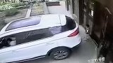 男子倒车失控冲上台阶 撞倒儿童后又冲进楼道门
