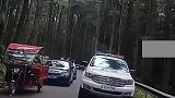女子开车碰到警车逆行，硬生生“逼退”警车，女子：我技术差