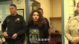女犯人戴着脚镣，是怎样更换衣服的看完你就明白了