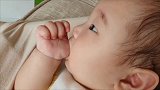 这位小宝宝，小肉手有那么好吃吗