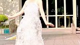 女生用喷泉拍婚纱照