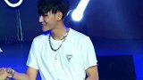 黄子韬晒照直言自己正经历“蜕变”,不让粉丝P图互动搞笑