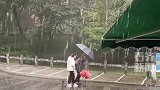 老人行动不便突遇大雨 一对情侣为老人撑伞20分钟直至家人来接 中国年轻一代未来可期