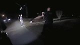 对于罪犯来说，这几名美国警察算是手下留情了！