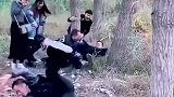 美女被这个情景吓到了太尴尬了