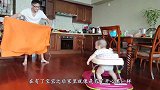 宝宝坐在地上突然放了个屁，接下来宝宝的反应，爸妈差点笑岔气了