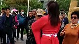 大爷又来抢饭碗，大爷舞姿跳得好，美女都愿和他一起跳舞！